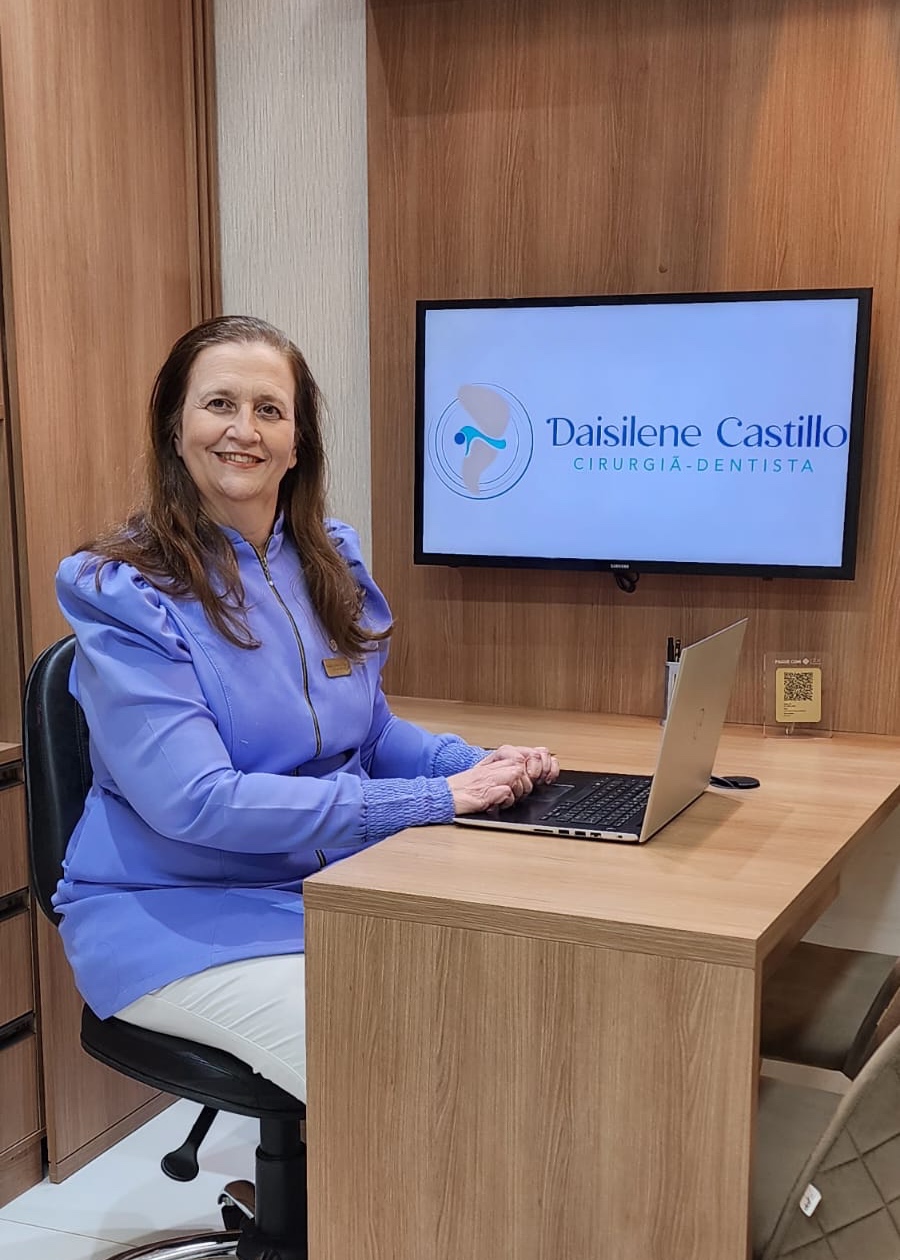 Dra. Daisilene Castillo em seu consultório